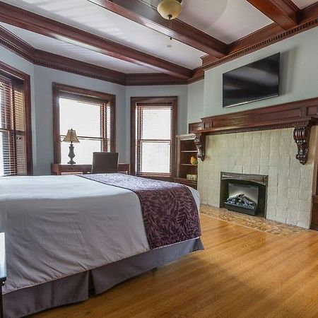7 On Strath Hotel Рочестър Екстериор снимка
