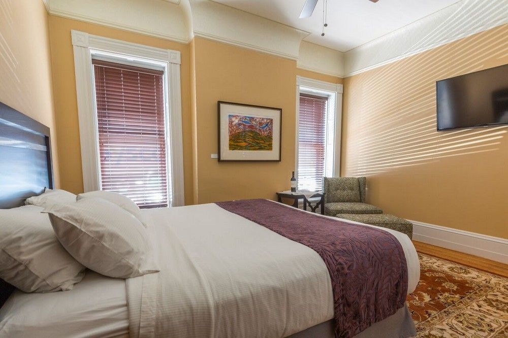 7 On Strath Hotel Рочестър Екстериор снимка