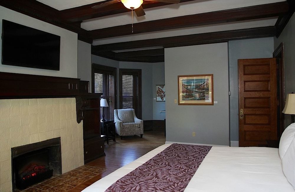 7 On Strath Hotel Рочестър Екстериор снимка