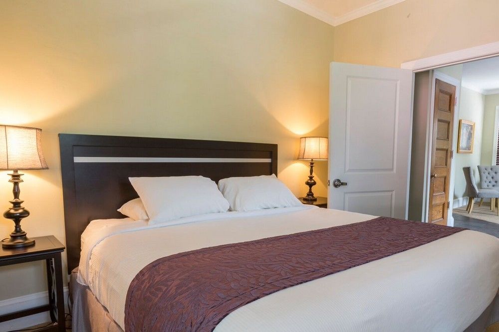 7 On Strath Hotel Рочестър Екстериор снимка