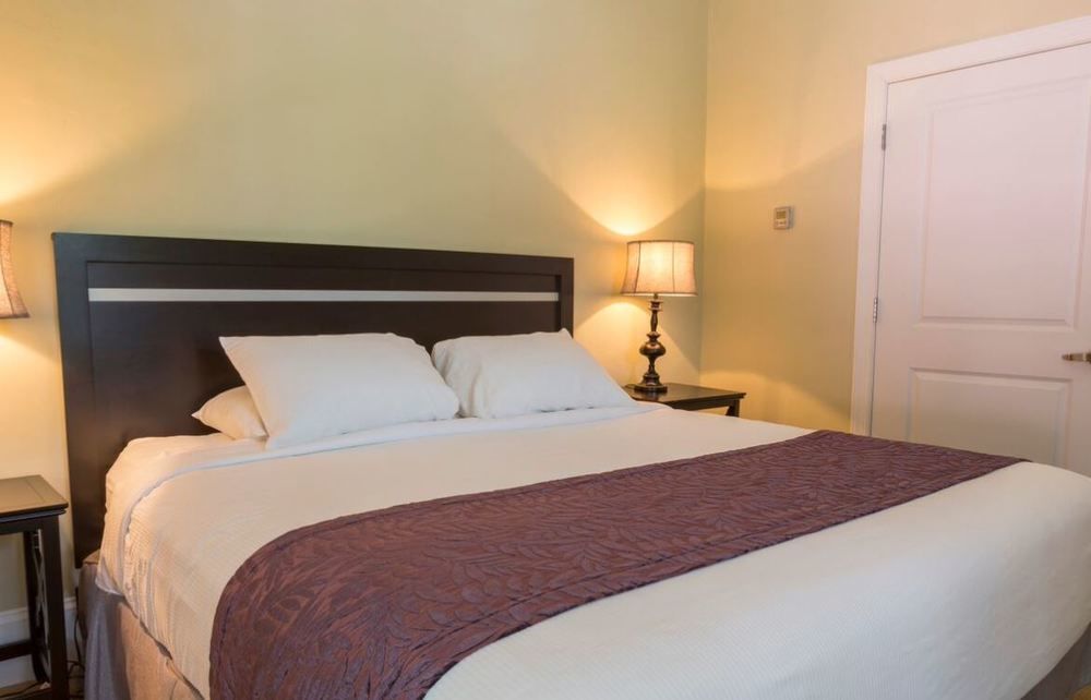7 On Strath Hotel Рочестър Екстериор снимка