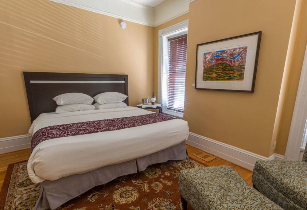 7 On Strath Hotel Рочестър Екстериор снимка